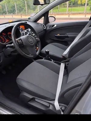 Opel Corsa 2010, moteur 1.3 essence, en très bon état - Miniature 4