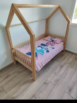 Lit cabane enfant 70 x 140 cm avec matelas, couette et parures de lit