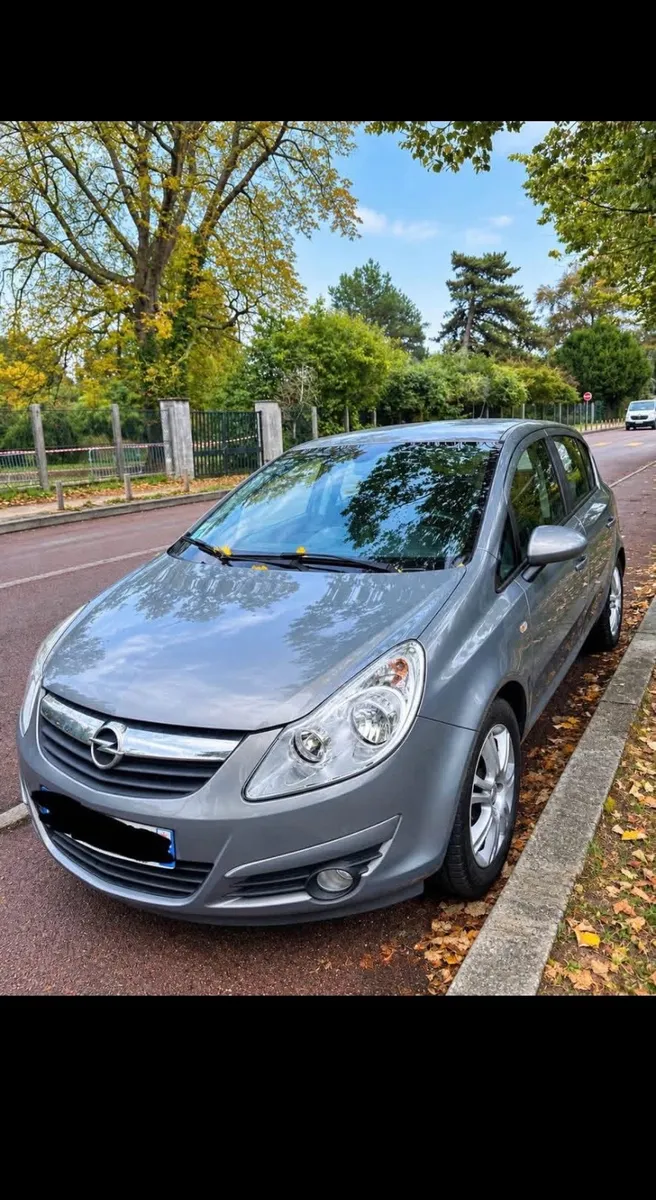 Opel Corsa 2010, moteur 1.3 essence, en très bon état - Photo 1