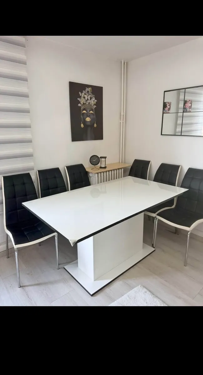 Table à manger avec 6 chaises - Photo 1