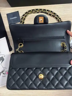 Sac bandoulière Chanel en parfait état, très peu utilisé - Miniature 4
