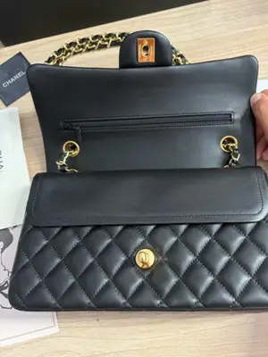 Sac bandoulière Chanel en parfait état, très peu utilisé - Miniature 2