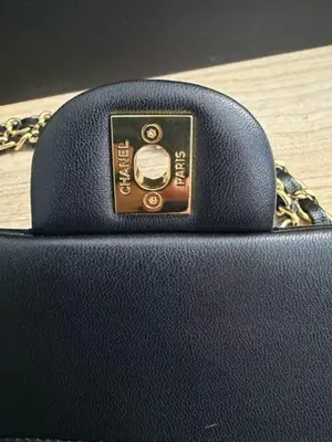 Sac bandoulière Chanel en parfait état, très peu utilisé - Miniature 3