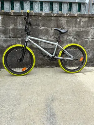 BMX B’Twin en très bon état, roulé seulement quelques fois