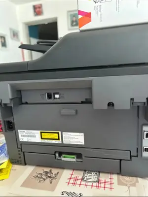 Imprimante Brother en très bon état, avec recharge neuve et feuilles à l’intérieur - Miniature 2
