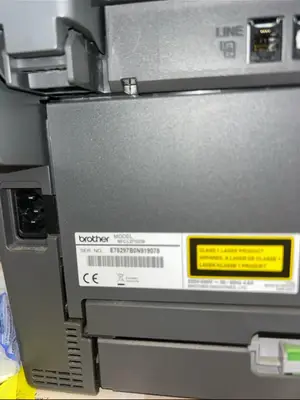 Imprimante Brother en très bon état, avec recharge neuve et feuilles à l’intérieur