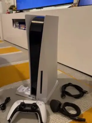 PS5 fonctionnelle avec boîte, deux manettes, station de charge et 4 jeux - Miniature 3