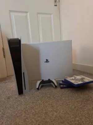 PS5 fonctionnelle avec boîte, deux manettes, station de charge et 4 jeux