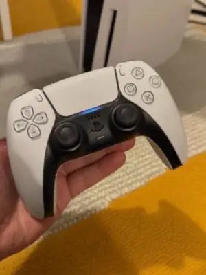 PS5 fonctionnelle avec boîte, deux manettes, station de charge et 4 jeux - Miniature 4