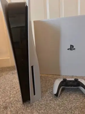 PS5 fonctionnelle avec boîte, deux manettes, station de charge et 4 jeux - Miniature 5