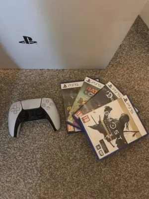 PS5 fonctionnelle avec boîte, deux manettes, station de charge et 4 jeux - Miniature 2