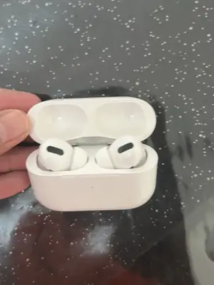 AirPods blancs en très bon état avec leur boîte - Miniature 5