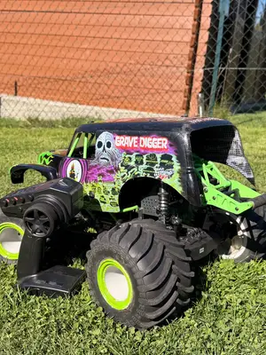 Monster truck télécommandé Grave Digger - Miniature 2
