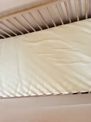 Lit bébé  propre, à récupérer sur place