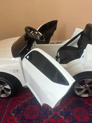 Voiture électrique pour enfant neuve avec télécommande parentale incluse - Miniature 3