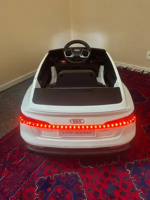 Voiture électrique pour enfant neuve avec télécommande parentale incluse