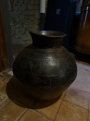Grande jarre en terre cuite sculptée de Bouaké, art artisanal ethnique