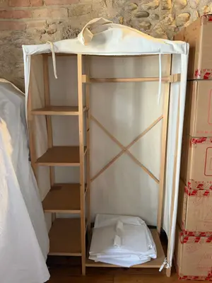 Penderie ouverte en bois avec étagères et housse en tissu