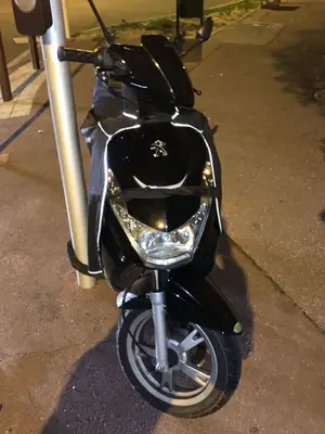 Scooter Peugeot Kisbee 4T 2021 en très bon état - Miniature 4