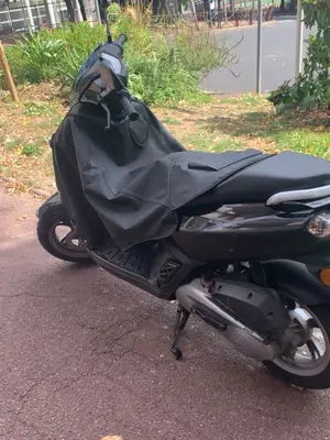 Scooter Peugeot Kisbee 4T 2021 en très bon état - Miniature 2