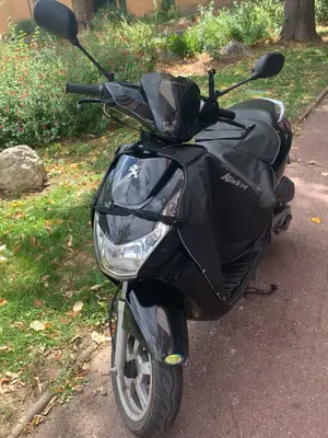 Scooter Peugeot Kisbee 4T 2021 en très bon état