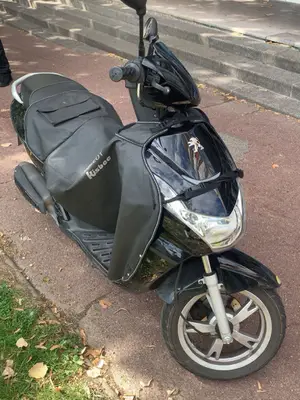 Scooter Peugeot Kisbee 4T 2021 en très bon état - Miniature 3