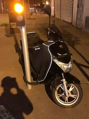 Scooter Peugeot Kisbee 4T 2021 en très bon état - Miniature 5