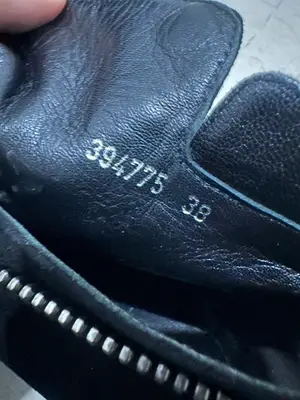 Bottines compensées Alexander McQueen en daim noir, motif tête de mort, taille 38 - Miniature 3