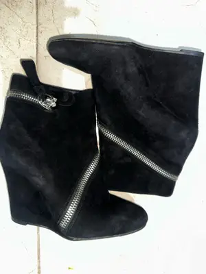 Bottines compensées Alexander McQueen en daim noir, motif tête de mort, taille 38 - Miniature 2
