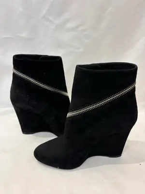 Bottines compensées Alexander McQueen en daim noir, motif tête de mort, taille 38