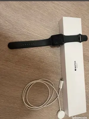 Apple Watch Series 3 avec 8 Go de mémoire et une batterie à 90 % - Miniature 2