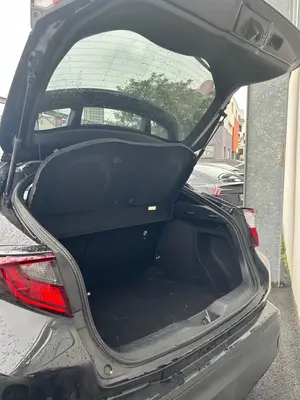 Toyota C-HR à louer, 250 € par semaine, assurance, entretien et assistance inclus - Miniature 4