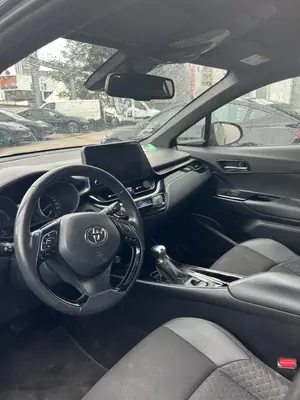 Toyota C-HR à louer, 250 € par semaine, assurance, entretien et assistance inclus - Miniature 3