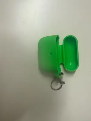 Étui vert pour AirPods Pro, quasiment jamais utilisé et en bon état - Miniature 3