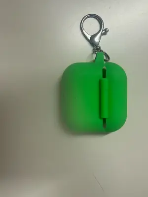 Étui vert pour AirPods Pro, quasiment jamais utilisé et en bon état - Miniature 2