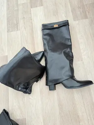 Bottes noires neuves taille 40 avec talon carré et détail doré
