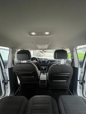 Volkswagen Touran diesel 2016, 7 places, moteur remplacé avec 80 000 km - Miniature 4