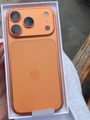 iPhone 17 Pro Max orange avec boîte d'origine, en excellent état