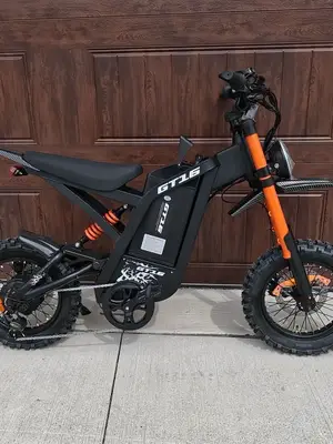 Vélo d’aventure électrique GT16 noir mat avec gros pneus et freins à disque - Miniature 2