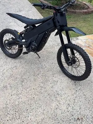 Talaria XXX 2025 en excellent état avec jantes tout-terrain et accessoires