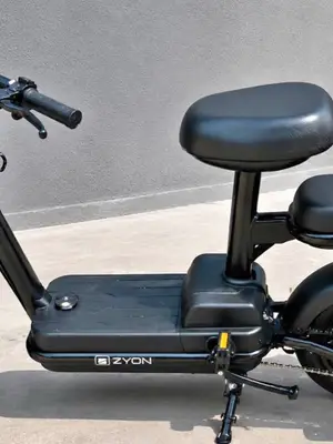Scooter vélo électrique en excellent état avec siège et affichage numérique - Miniature 2
