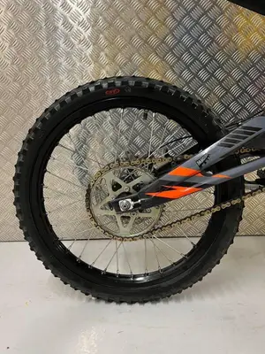 Vélo électrique Sur-Ron tout-terrain noir/gris/orange - Miniature 3
