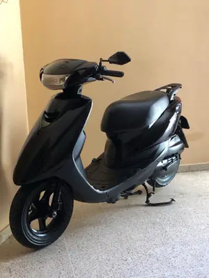 Scooter automatique noir avec siège confortable et jantes en alliage - Miniature 3