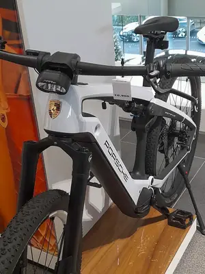 Vélo électrique Porsche blanc et noir haut de gamme - Miniature 2