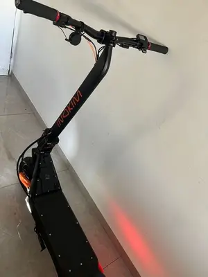 Scooter électrique Inokim noir et orange avec double suspension