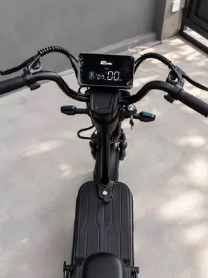 Scooter vélo électrique en excellent état avec siège et affichage numérique