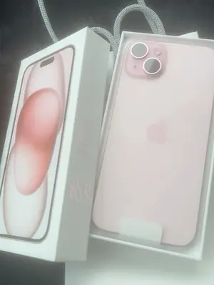 iPhone 15 plus  rose en excellent état général, dos sans rayures ni fissures visibles
