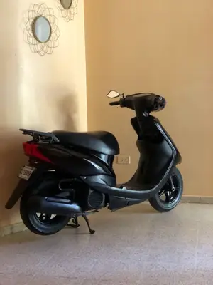Scooter automatique noir avec siège confortable et jantes en alliage