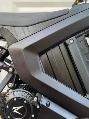 Moto électrique supermotard, 100 km/h, batterie 72 V 51 Ah, très bon état - Miniature 4
