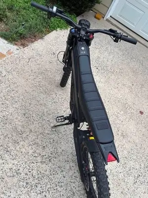 Talaria XXX 2025 en excellent état avec jantes tout-terrain et accessoires - Miniature 3